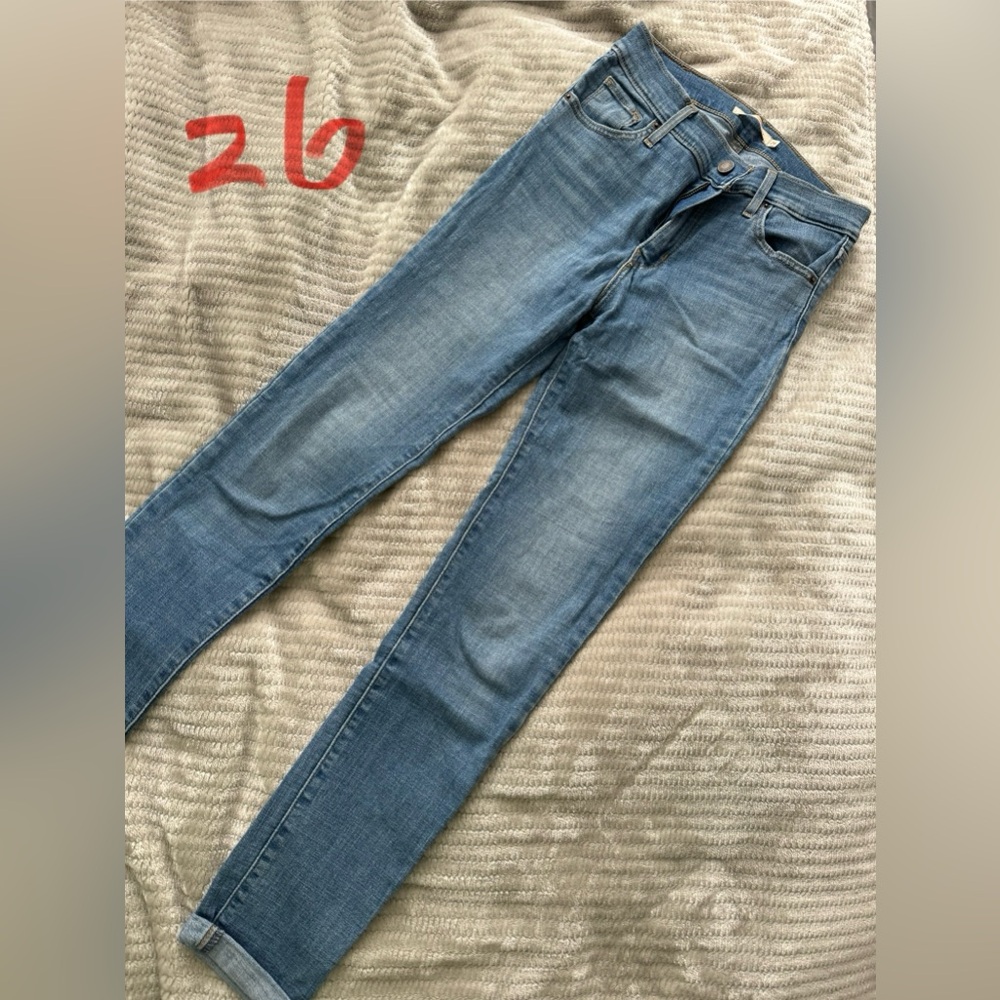 Navy Levi’s skinny jeans